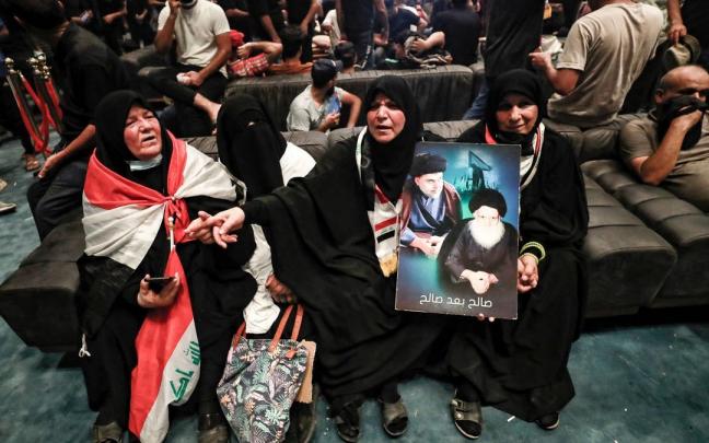 Cientos de seguidores del influyente clérigo chií Muqtada al Sadr asaltan el Legislativo de Irak.