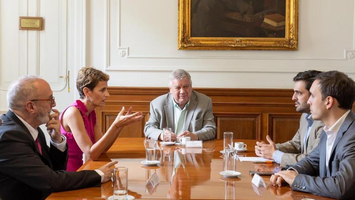 Juan Cruz Cigudosa y María Chivite hablan con Ricardo Gelpi (en el centro) y otros asistentes a este encuentro en Buenos Aires.