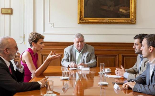 Juan Cruz Cigudosa y María Chivite hablan con Ricardo Gelpi (en el centro) y otros asistentes a este encuentro en Buenos Aires.
