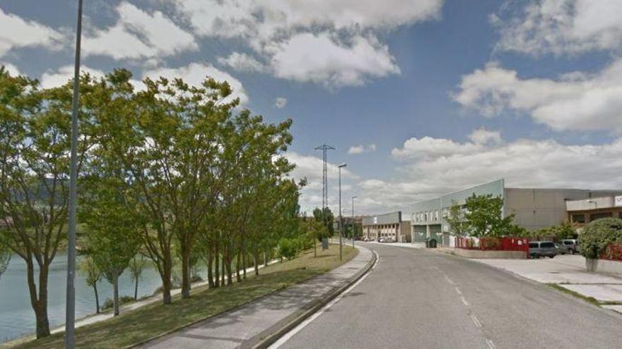 Imagen del polígono industrial Morea-Norte de Beriáin. A la izquierda, la balsa de La Morea