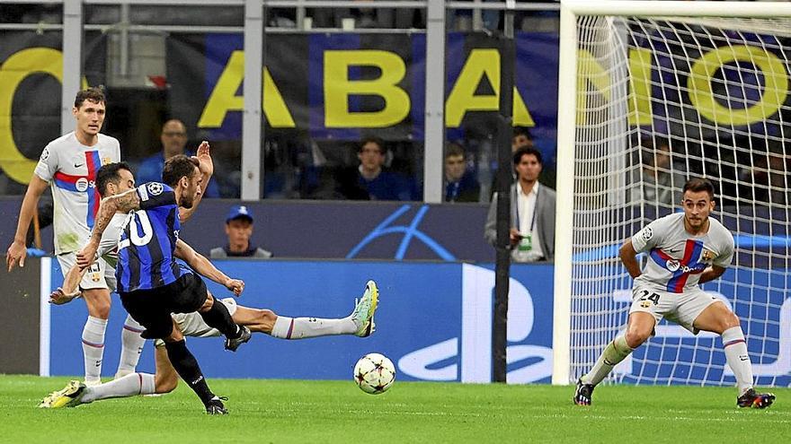 Este disparo de Calhanoglu acabó en gol y supuso la victoria del Inter. | FOTO: MATTEO BAZZI (EFE)