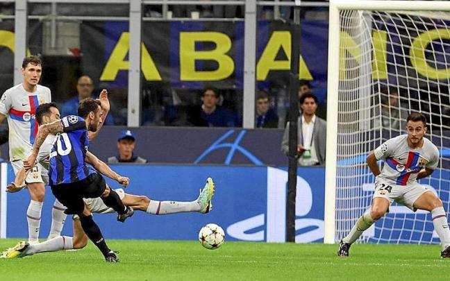 Este disparo de Calhanoglu acabó en gol y supuso la victoria del Inter. | FOTO: MATTEO BAZZI (EFE)