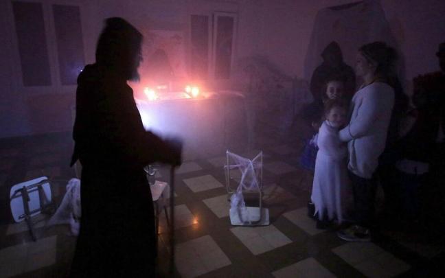 Vecinos de la Txantrea disfrutan en la Casa del Terror, en el edificio de las Salesianas.