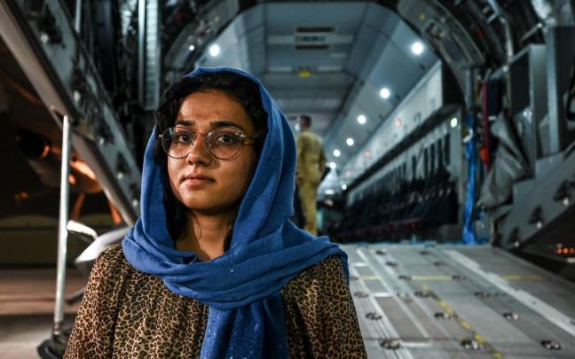 Una joven refugiada afgana posa tras llegar a Francia desde Kabul.