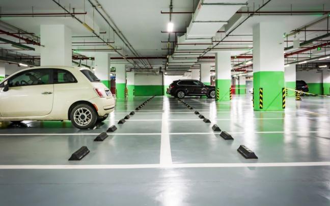 Varios vehículos estacionados e un parking subterráneo. Varios vehículos estacionados e un parking subterráneo.