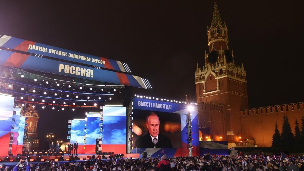 Vladimir Putin, presidente ruso, en la Plaza Roja de Moscú, en el que celebra la admisión de las cuatro regiones en Rusia.