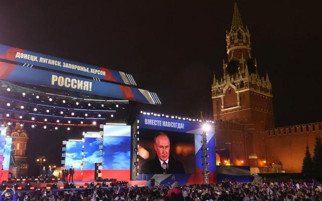 Vladimir Putin, presidente ruso, en la Plaza Roja de Moscú, en el que celebra la admisión de las cuatro regiones en Rusia. Vladimir Putin, presidente ruso, en la Plaza Roja de Moscú, en el que celebra la admisión de las cuatro regiones en Rusia.