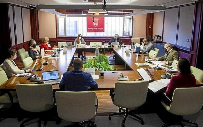 Una reuni&oacute;n de la Comisi&oacute;n de Cultura de las Juntas. | FOTO: J.M.