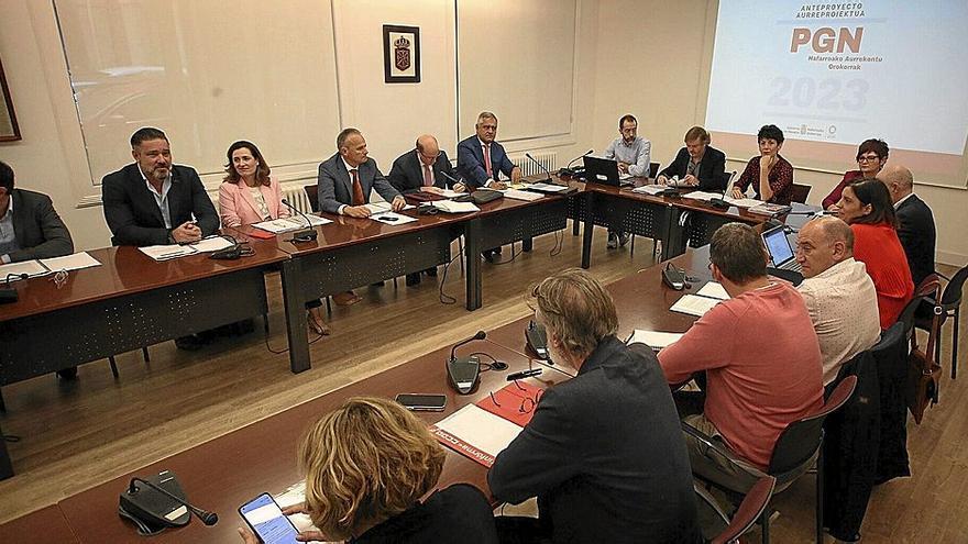 El Consejo Económico y Social de Navarra, reunido en el Gobierno para analizar los Presupuestos Generales para 2023.