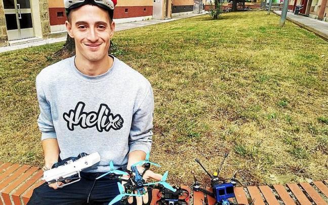 Aleix Garrido espera poder crear una asociación de drones en Durango para impulsar la afición por estos vehículos aéreos. | FOTO: K. DOYLE Aleix Garrido espera poder crear una asociación de drones en Durango para impulsar la afición por estos vehículos aéreos. | FOTO: K. DOYLE