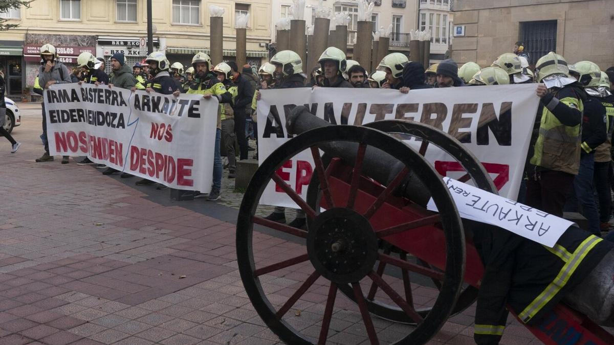 Concentración de bomberos de toda la CAV, este miércoles, frente a las Juntas Generales de Araba, en Gasteiz, en protesta por el examen de la OPE unificada del pasado sábado.