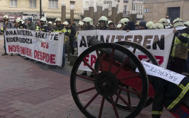 Concentración de bomberos de toda la CAV, este miércoles, frente a las Juntas Generales de Araba, en Gasteiz, en protesta por el examen de la OPE unificada del pasado sábado.