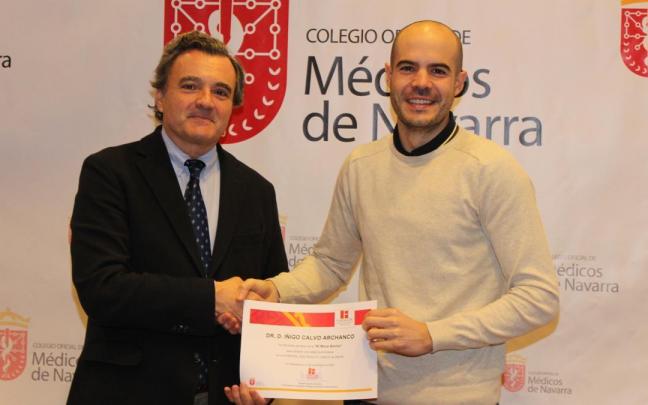 El presidente del Colegio de Médicos de Navarra, Rafael Teijeira, entrega el diploma de la Beca Seniro 2022 al cirujano maxilofacial Íñigo calvo. El presidente del Colegio de Médicos de Navarra, Rafael Teijeira, entrega el diploma de la Beca Seniro 2022 al cirujano maxilofacial Íñigo calvo.