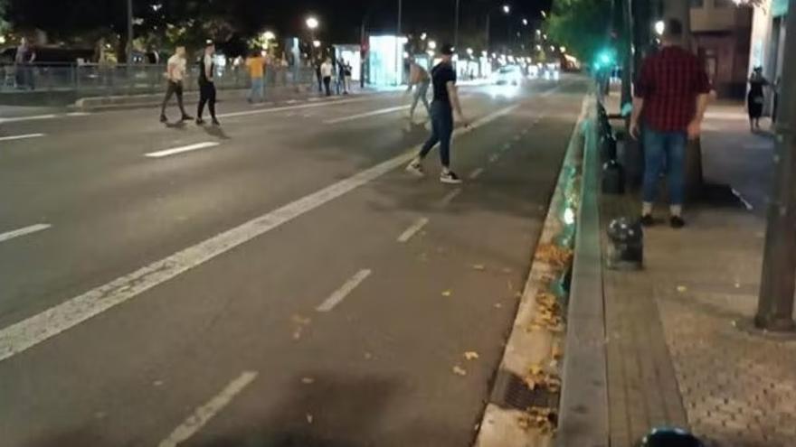 Jóvenes en mitad del Boulevard de Donostia en la pelea callejera el sábado a la noche