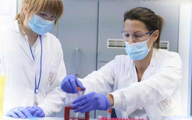 Dos sanitarias en un laboratorio. Dos sanitarias en un laboratorio.