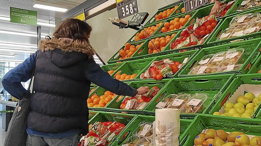 Lerro hauekin batera agertzen den irudian, emakume bat fruta eta barazkiak erosten saltoki batean.