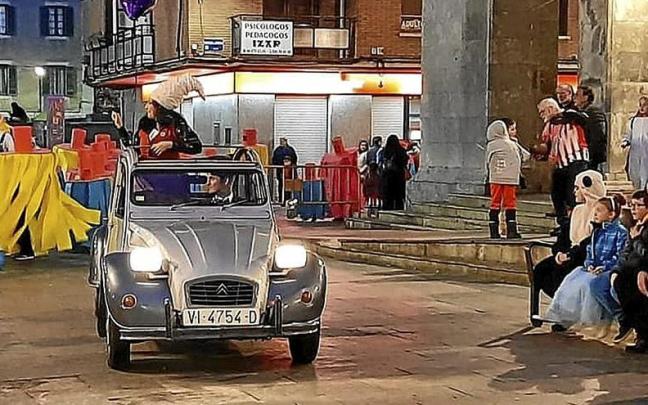 La bruja de Lezeaga llegando a la Herriko Plaza de Laudio.