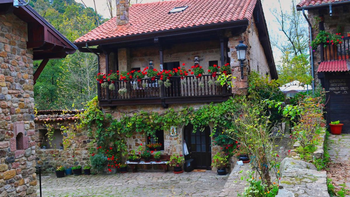 Una de las casonas montañesas tradicionales que caracterizan Bárcena Mayor.