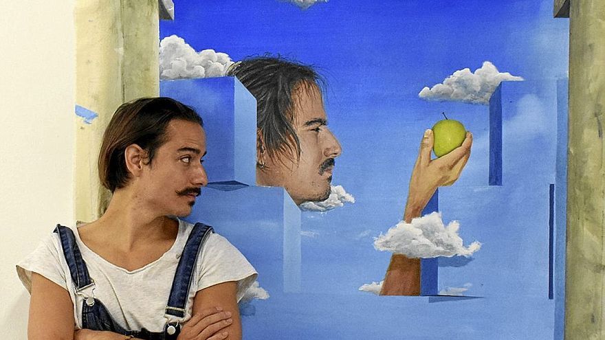 El creador visual y emprendedor digital Borja Mu&ntilde;oz, junto a una de sus obras.