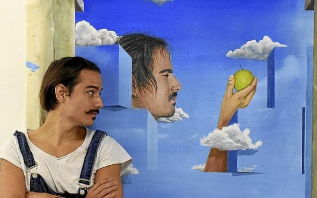 El creador visual y emprendedor digital Borja Mu&ntilde;oz, junto a una de sus obras.