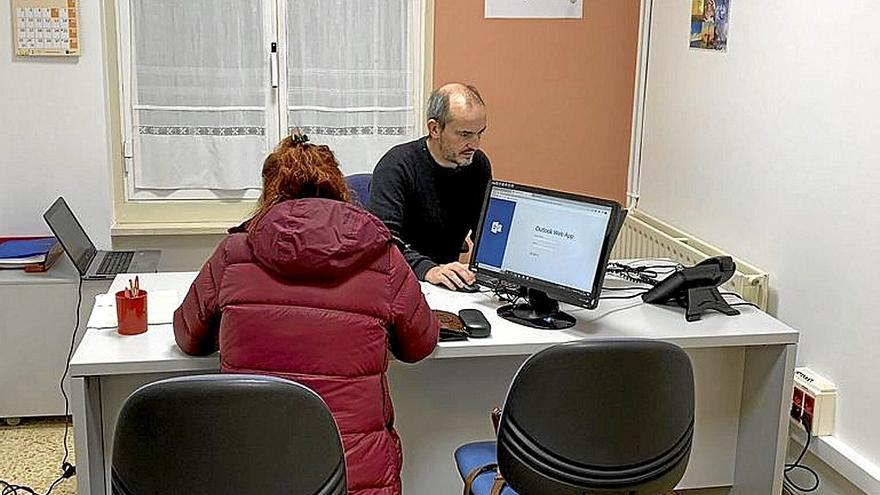 Una persona es atendida en la Oficina de Energía. | FOTO: N.G.