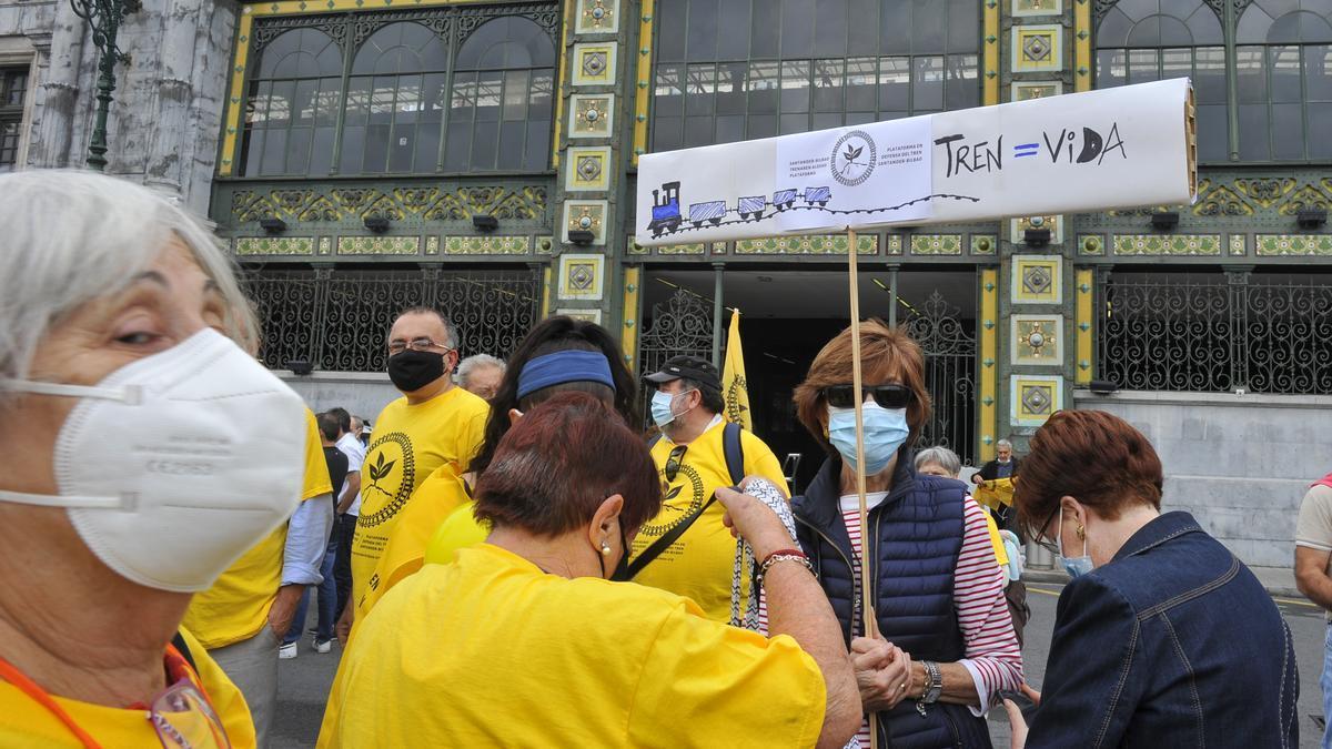 Los usuarios de la linea Santander Bilbao se concentran para pedir mas frecuencias. La plataforma en defensa del tren denuncia la situación que padecen los ciudadanos de las comarcas por las que transita el tren