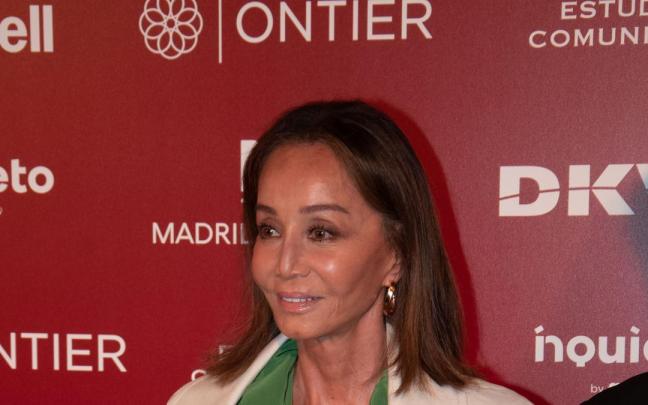 Isabel Preysler acude a la entrega del premio 'Madrileño del Año' a Mario Vargas Llosa. Isabel Preysler acude a la entrega del premio 'Madrileño del Año' a Mario Vargas Llosa.