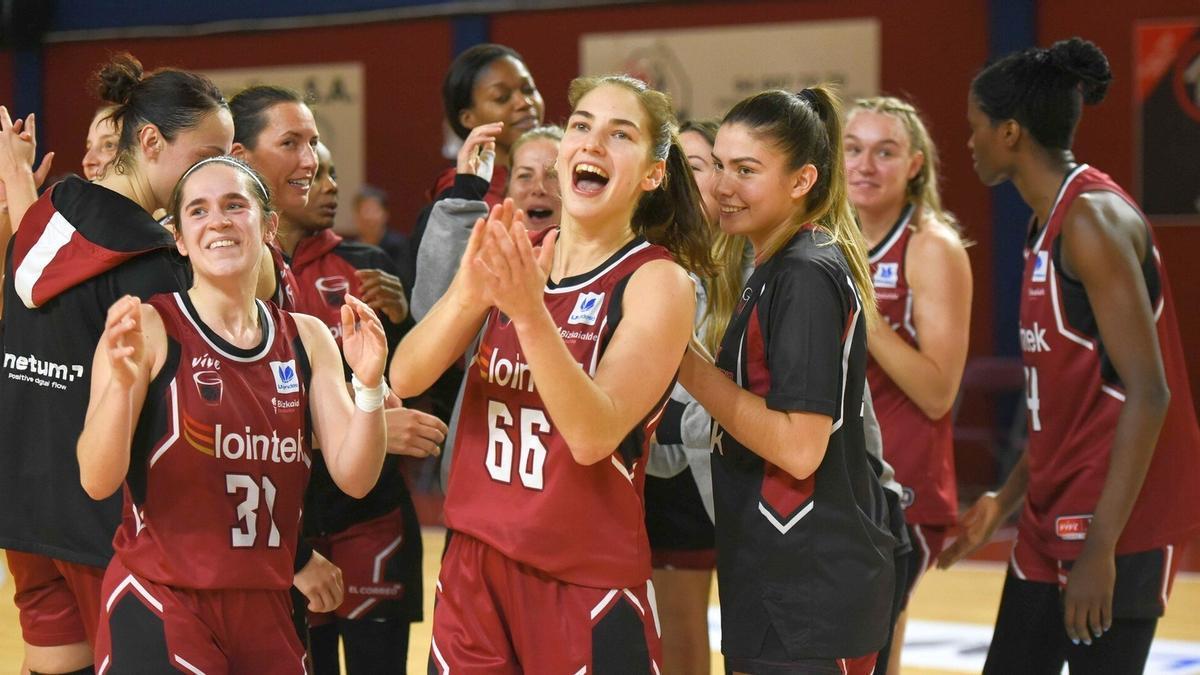 Las jugadoras del Lointek Gernika festejan la gran victoria de ayer en Maloste.