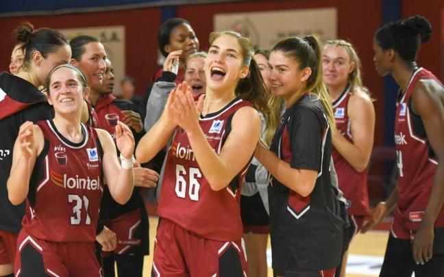 Las jugadoras del Lointek Gernika festejan la gran victoria de ayer en Maloste.