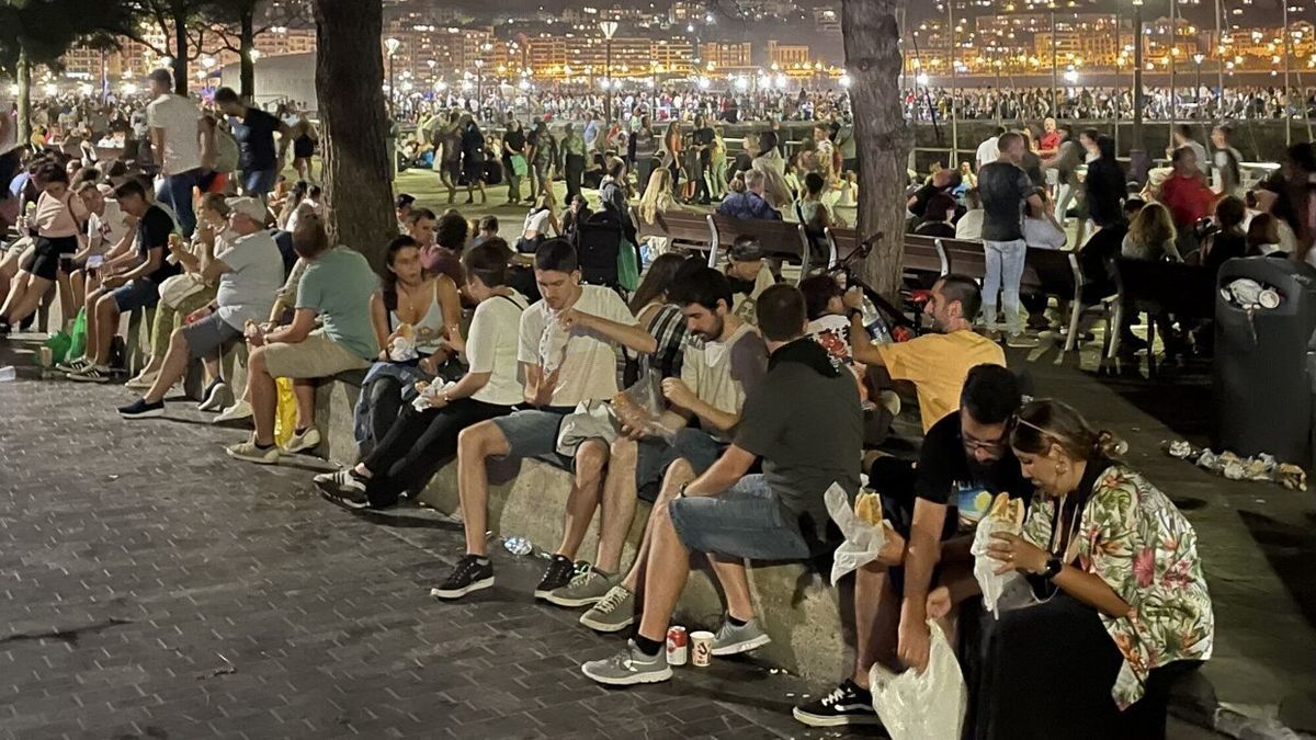 Gente cenando en la zona del puerto, durante la Semana Grande.