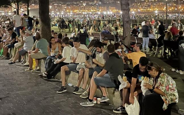 Gente cenando en la zona del puerto, durante la Semana Grande. Gente cenando en la zona del puerto, durante la Semana Grande.