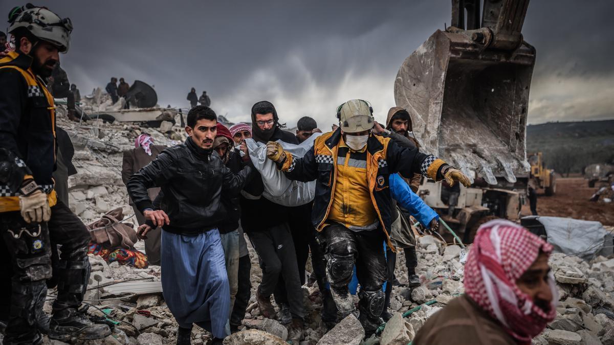 Las labores de rescate en la ciudad siria de Harem tras el seísmo.