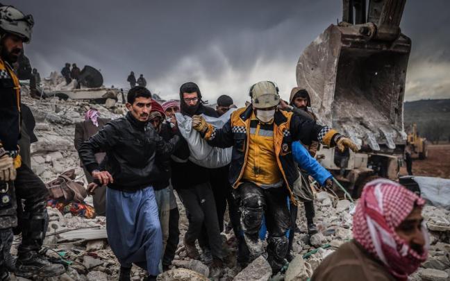 Las labores de rescate en la ciudad siria de Harem tras el seísmo. Las labores de rescate en la ciudad siria de Harem tras el seísmo.