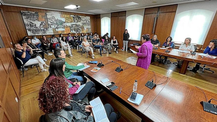 Asistentes a la presentación en el salón del plenos del ayuntamiento de Estella del Plan Local de cuidados. | FOTO: CEDIDA