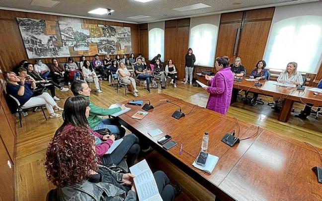 Asistentes a la presentaci&oacute;n en el sal&oacute;n del plenos del ayuntamiento de Estella del Plan Local de cuidados. | FOTO: CEDIDA
