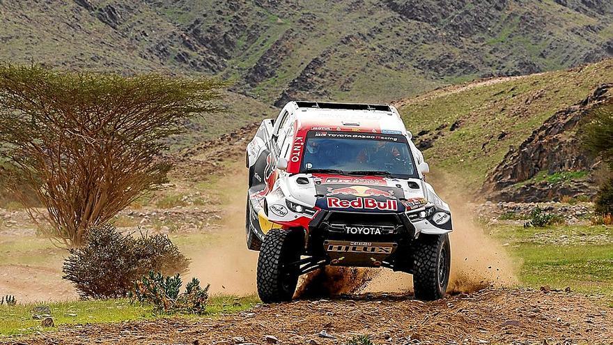 El Toyota de Nasser Al-Attiyah, durante la segunda etapa del Dakar que se celebra en Arabia Saudí. | FOTO: AFP