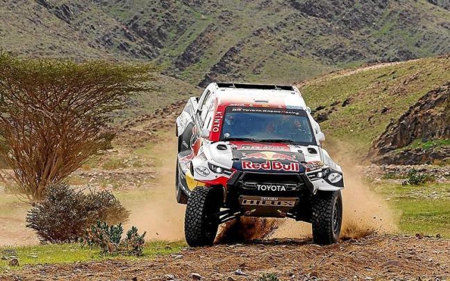 El Toyota de Nasser Al-Attiyah, durante la segunda etapa del Dakar que se celebra en Arabia Saudí. | FOTO: AFP El Toyota de Nasser Al-Attiyah, durante la segunda etapa del Dakar que se celebra en Arabia Saudí. | FOTO: AFP