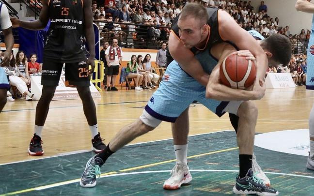 Los últimos pasos del joven ala-pívot de 22 años Iñigo Royo están teniendo lugar a muy pocos kilómetros de casa, en concreto el Juaristi Iraurgi de LEB Oro