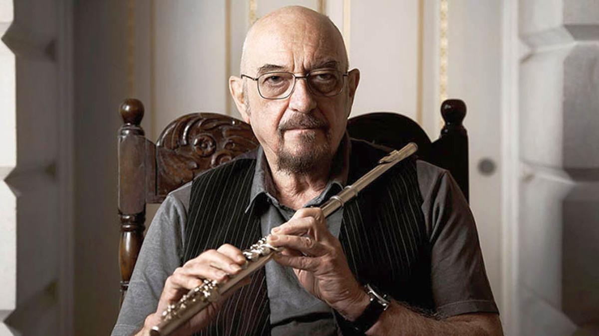 Ian Anderson y su famoso instrumento.