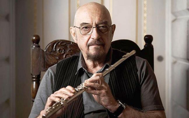 Ian Anderson y su famoso instrumento.