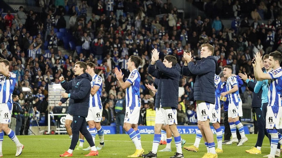 Los jugadores de la Real festejan la victoria en el derbi ante el Athletic.