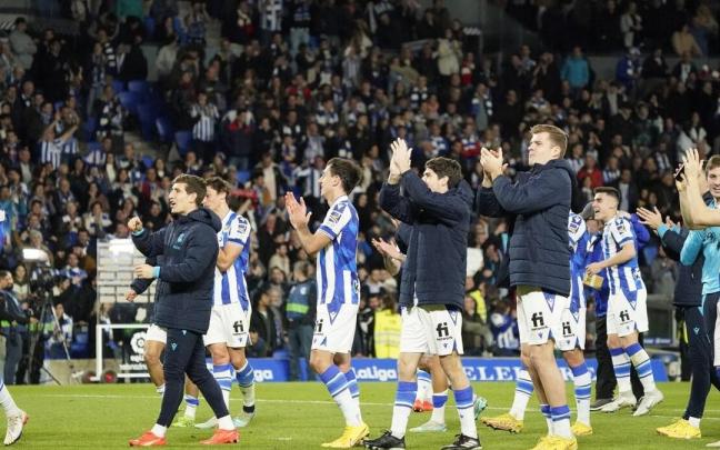 Los jugadores de la Real festejan la victoria en el derbi ante el Athletic.