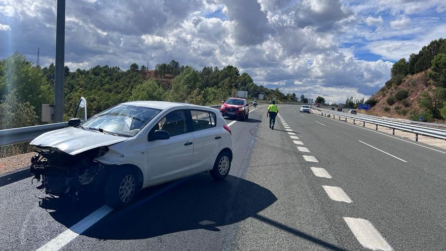 Turismo accidentado en la Autovía del Camino.