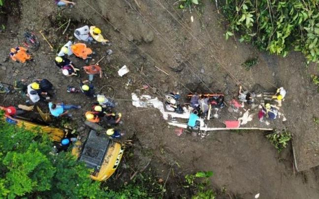 El alud ha sepultado varios vehículos, entre ellos un autobús.