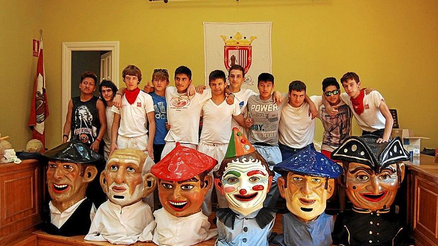 Imagen de archivo de una cuadrilla porteadora de los seis cabezudos sang&uuml;esinos.