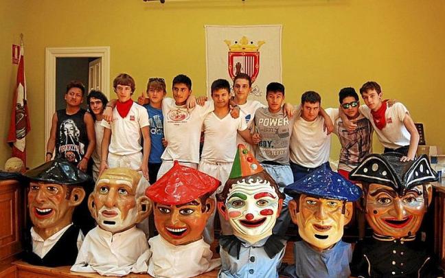 Imagen de archivo de una cuadrilla porteadora de los seis cabezudos sang&uuml;esinos.