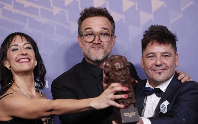 Los directores Amaia Remírez y Raúl de la Fuente, con Iván Zahínos, posan con el Goya al mejor corto por "Maldita. A Love Song to Sarajevo"