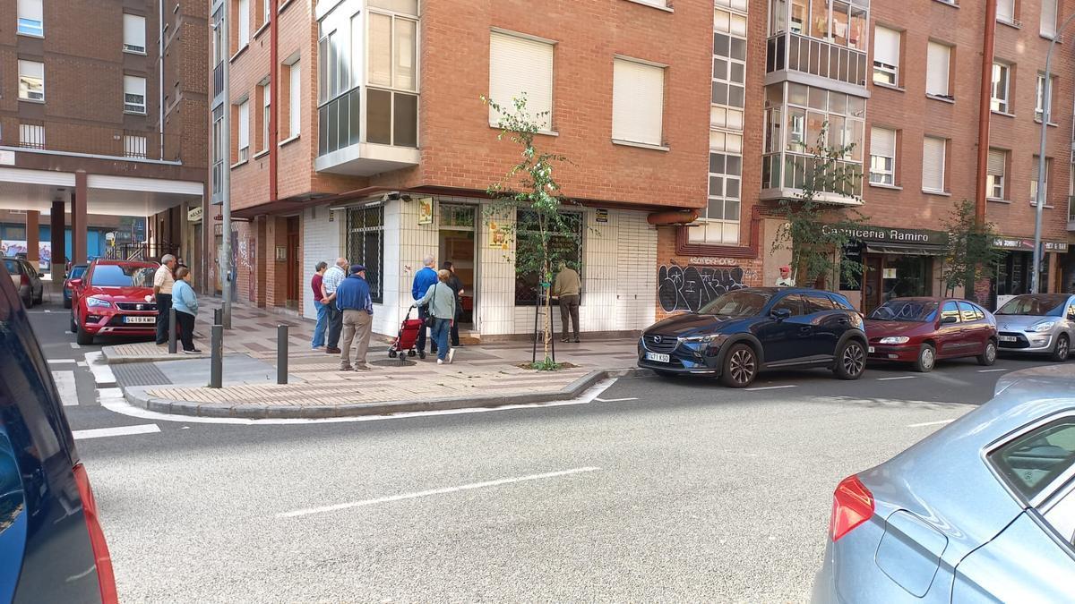 Muchos vitorianos hacen cola desde primera hora en este pequeño comercio de la calle Logroño de la capital alavesa.