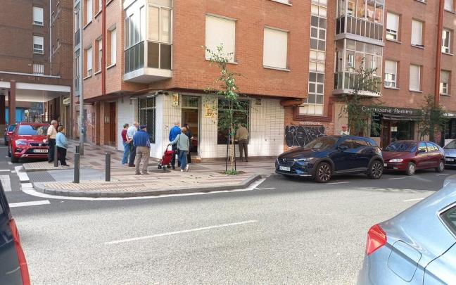 Muchos vitorianos hacen cola desde primera hora en este pequeño comercio de la calle Logroño de la capital alavesa. Muchos vitorianos hacen cola desde primera hora en este pequeño comercio de la calle Logroño de la capital alavesa.