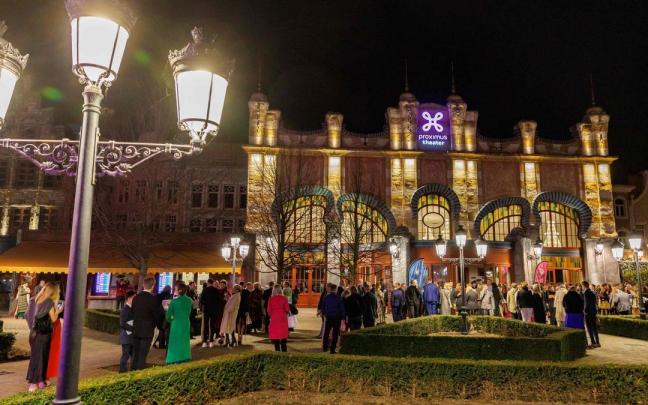 Invitados a la gala de Miss B&eacute;lgica, en los exteriores del teatro.